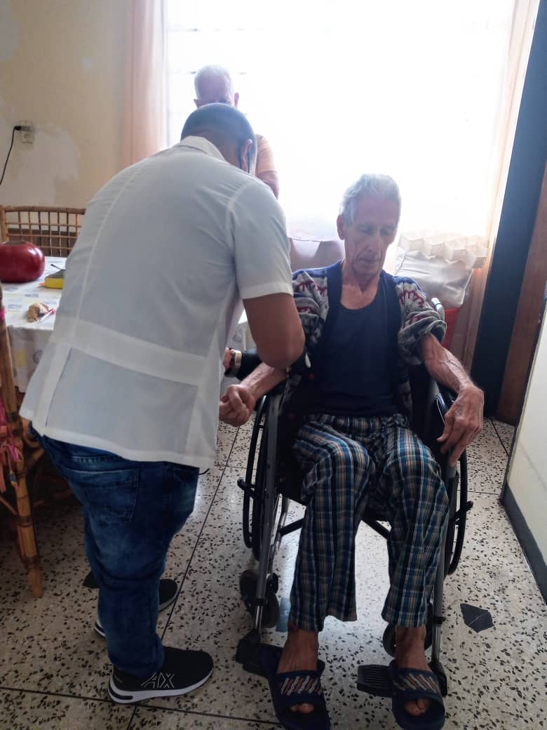 Los pacientes que acuden a los centros de salud donde laboran los profesionales cubanos se sienten satisfechos con la atención que allí se le brinda.

#CubaPorLaVida🇨🇺
#CubaCoopera
