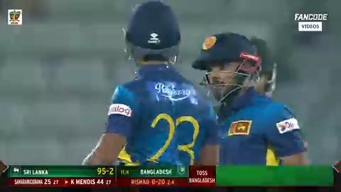 Sri lanka were 48/2 in 7 overs. They are 142/3 after 16. 📹 Credits: Twitter/FanCode