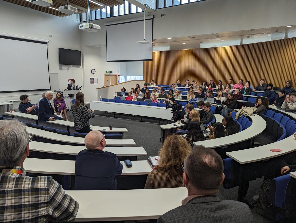 It's Alumni Question Time! We're welcoming alumni, @kamalahmednews (@thenewsmovement), @rosiewright99 (@timesradio) who will answer our journalism students' questions. Thanks to @barneyjonesbj for organising and to @jamesrbuk for chairing.