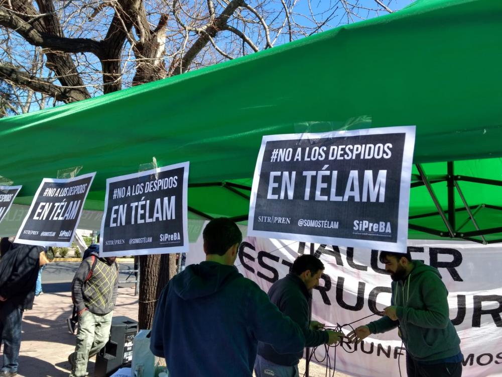 ElTecladoOK's tweet photo. #Télam #TélamNoSeCierra #HijosDePuta l Madrugada de terror: Milei cierra Télam y deja a cientos de trabajadores en la calle: Libertarios y macristas se burlan de los periodistas y fotógrafos que se quedan sin trabajo. Esta tarde a las 15.30 en las puertas de la Casa de Gobierno bonaerense, gran foto grupal para apoyar a los nuevos desocupados, que claramente nada tienen que ver con la casta.
📌https://t.co/meq9H442tg