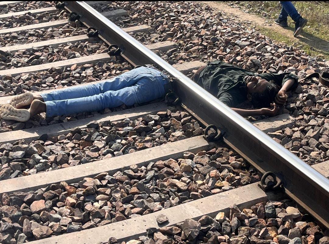 RameshK18500488's tweet photo. रेलवे अधिकारी की तानाशाही ने आज फिर एक ट्रैकमैन की जान ले ली। जयपुर मंडल के sse/pway/bki 1 के दौसा स्टेशन पर कार्यरत कर्मचारी धारा सिंह को पिछले सात-आठ दिनों से ड्यूटी पर नहीं लिया जा रहा था, जिससे परेशान होकर कर्मचारी ने आत्महत्या कर ली।
@DRMJaipur 
@JaipurDivision 
@AIRTU8 https://t.co/ET8ESuP0A6