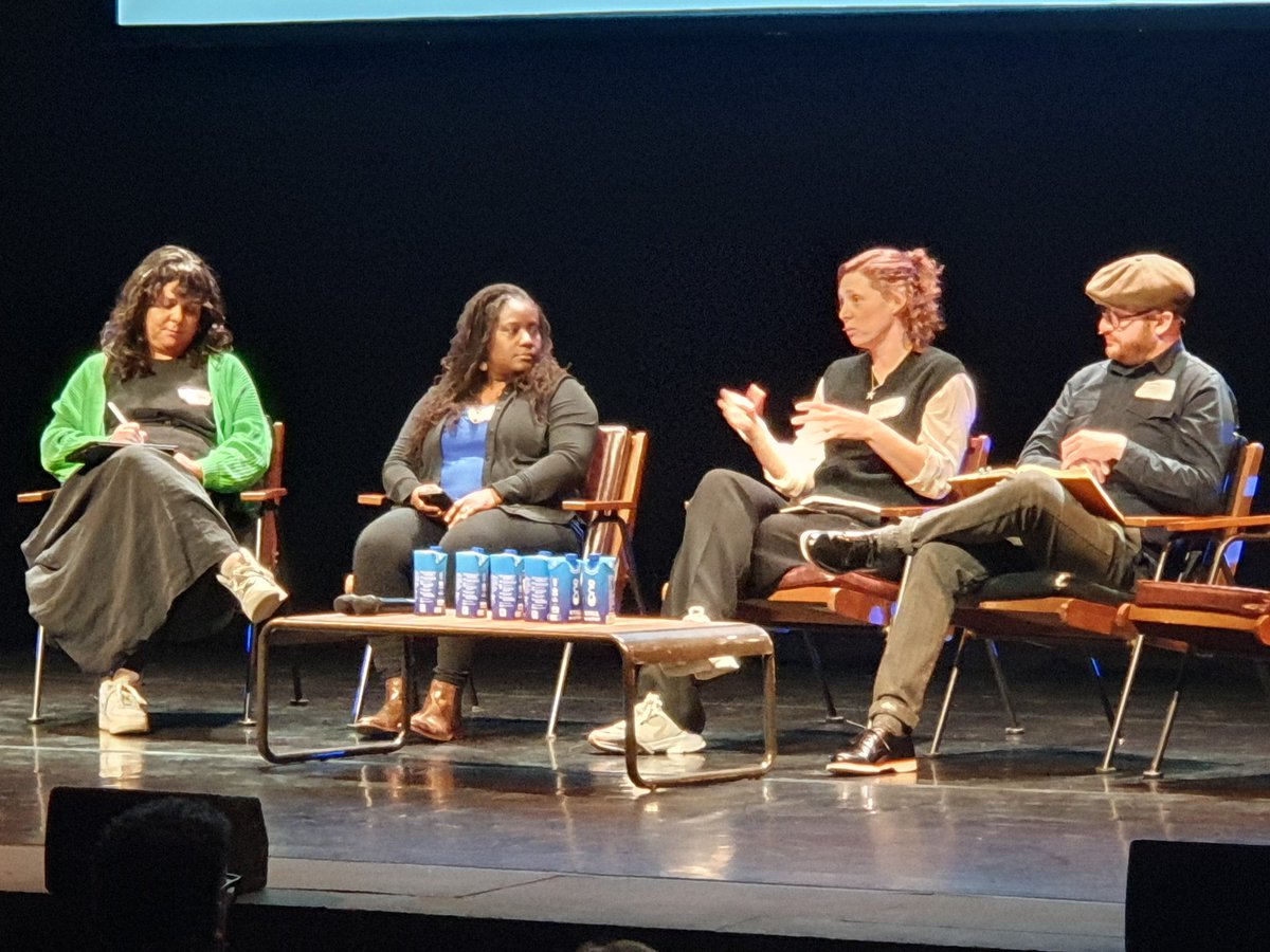 Leila d'Aronville @NECFr with <a href="/Hannabiell/">Hannabiell</a>, Ellie Turner <a href="/OpenClasp/">OpenClaspTheatreCo</a> (Unions important to set pay rates), Ben Dickinson <a href="/HullabalooTweet/">Theatre Hullabaloo</a> (just produced salary rate card) about the importance of freelancers &amp; giving same pay &amp; conditions as PAYE staff. 
#NEForum24