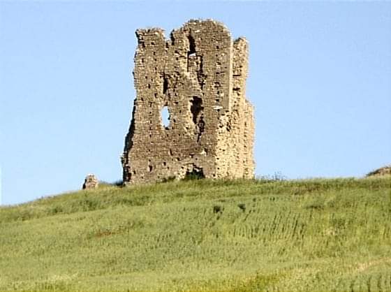 Guardie di pietra che presidiano il territorio...
Torre bizantino-normanna di Tertiveri (Biccari, #montidauni)
#paesaggio 
#desertedvillages