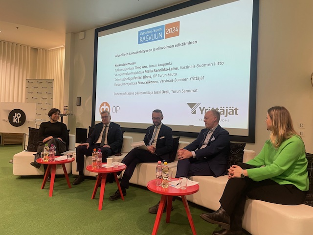 Varsinais-Suomi Kasvuun 2024 -seminaarissa keskusteltiin alueellisen talouskehityksen ja elinvoiman edistämisestä. Varsinais-Suomen uskotaan olevan viiden vuoden kuluttua menestyvä, kehittyvä, rohkea ja avoin. <a href="/SSiikonen/">Stina Siikonen</a> <a href="/PetteriORinne/">Petteri Rinne</a> <a href="/jussiorell/">jussi orell</a> <a href="/timoaro/">Timo Aro</a> <a href="/LaineMalla/">Malla Rannikko-Laine</a>