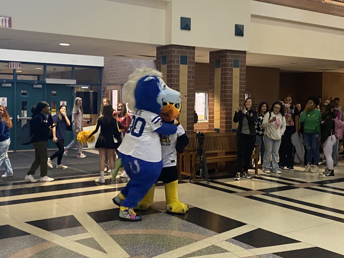 Now that’s how you start a week! ⁦@INDairy⁩ picked ⁦@AHS_Orioles⁩ to promote healthy breakfast during Natl School Breakfast Week. Blue, Big O, cheerleaders, percussionists, & a free breakfast surprised students on their way into school this morning.