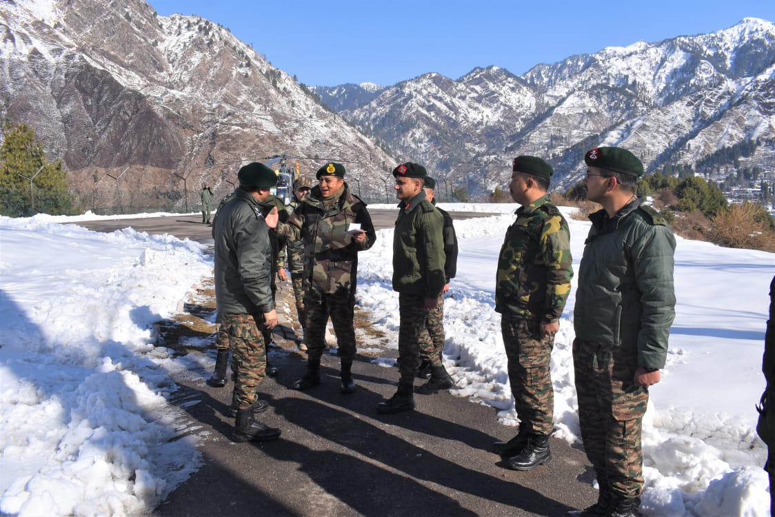 Lt Gen Navin Sachdeva #GOC #WhiteKnightCorps visited forward locations in #Poonch & #Rajouri Sector and reviewed the operational preparedness of the formations. He exhorted all ranks to stay vigilant and remain steadfast against all challenges. @adgpi @NorthernComd_IA