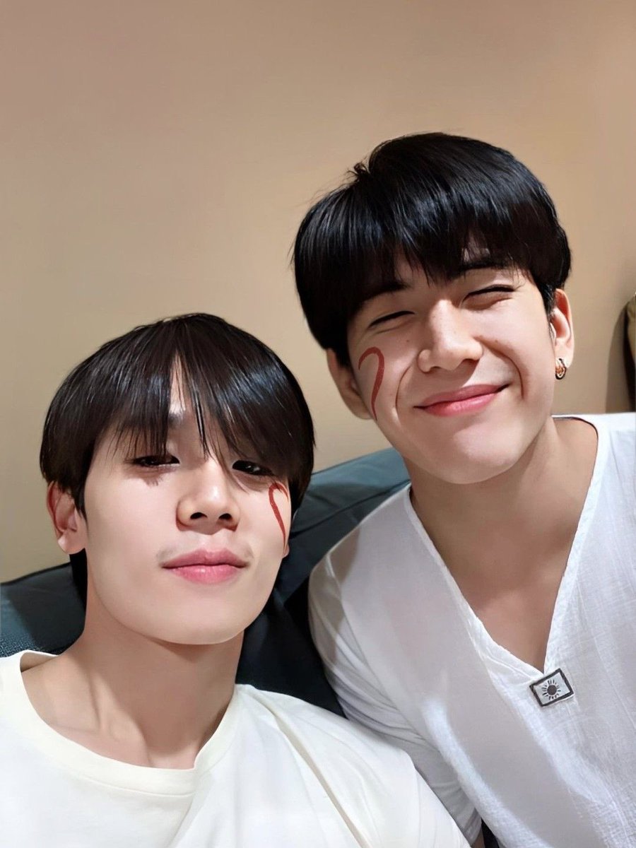 I hope we can be together for a long long long long long 999x time😎
Sisanya ada di dm hahahaha