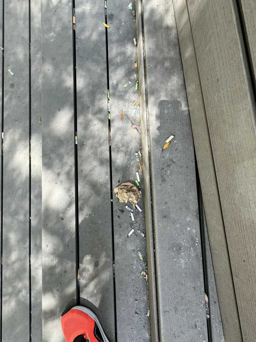 carurial's tweet photo. Así de cochino y sucio todo el paseo de Cerro el Plomo, quien se hace cargo? Frente al gimnasio ENERGY y restaurantes @Muni_LasCondes @LC_Seguridad https://t.co/ZEprYjg5va