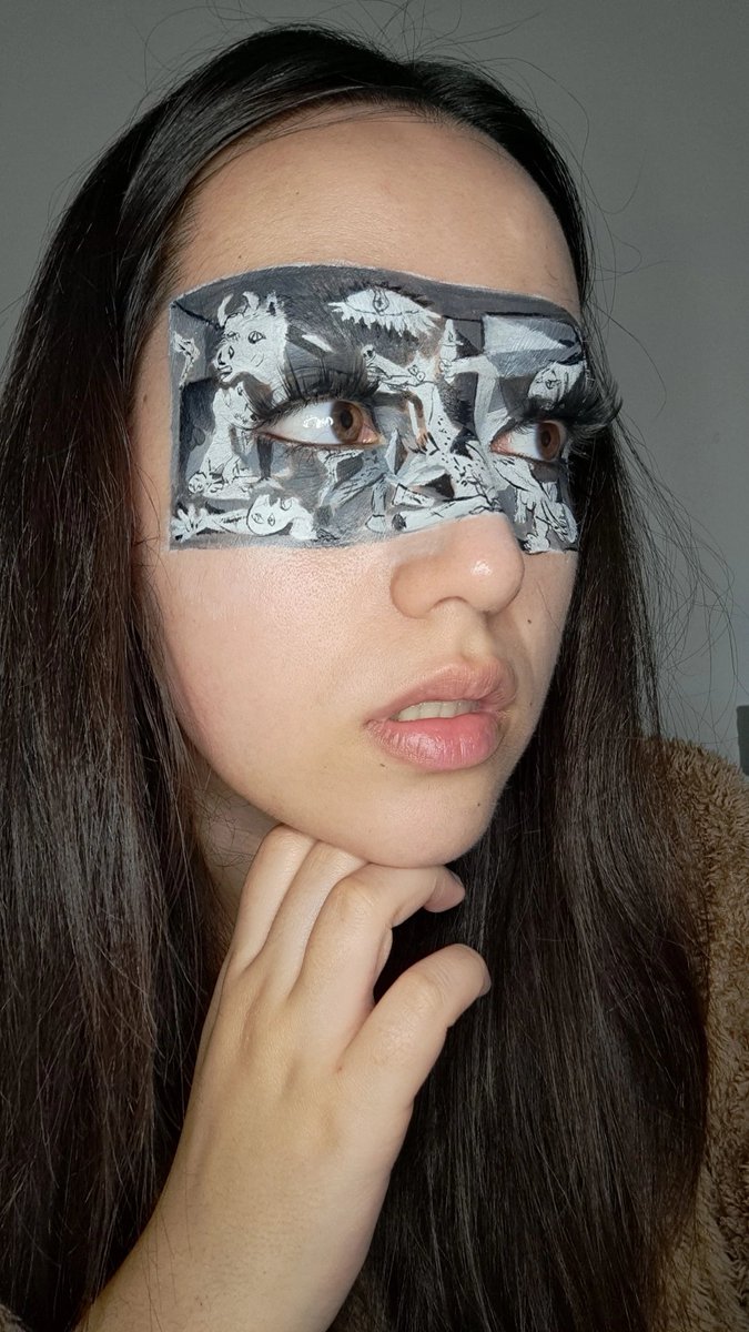 goldenhigo's tweet photo. Voy a hacer un hilo con todos los makeups de cuadros famosos que me vaya haciendo:

Guernica (1937) - Picasso https://t.co/nBIYO0aQBr