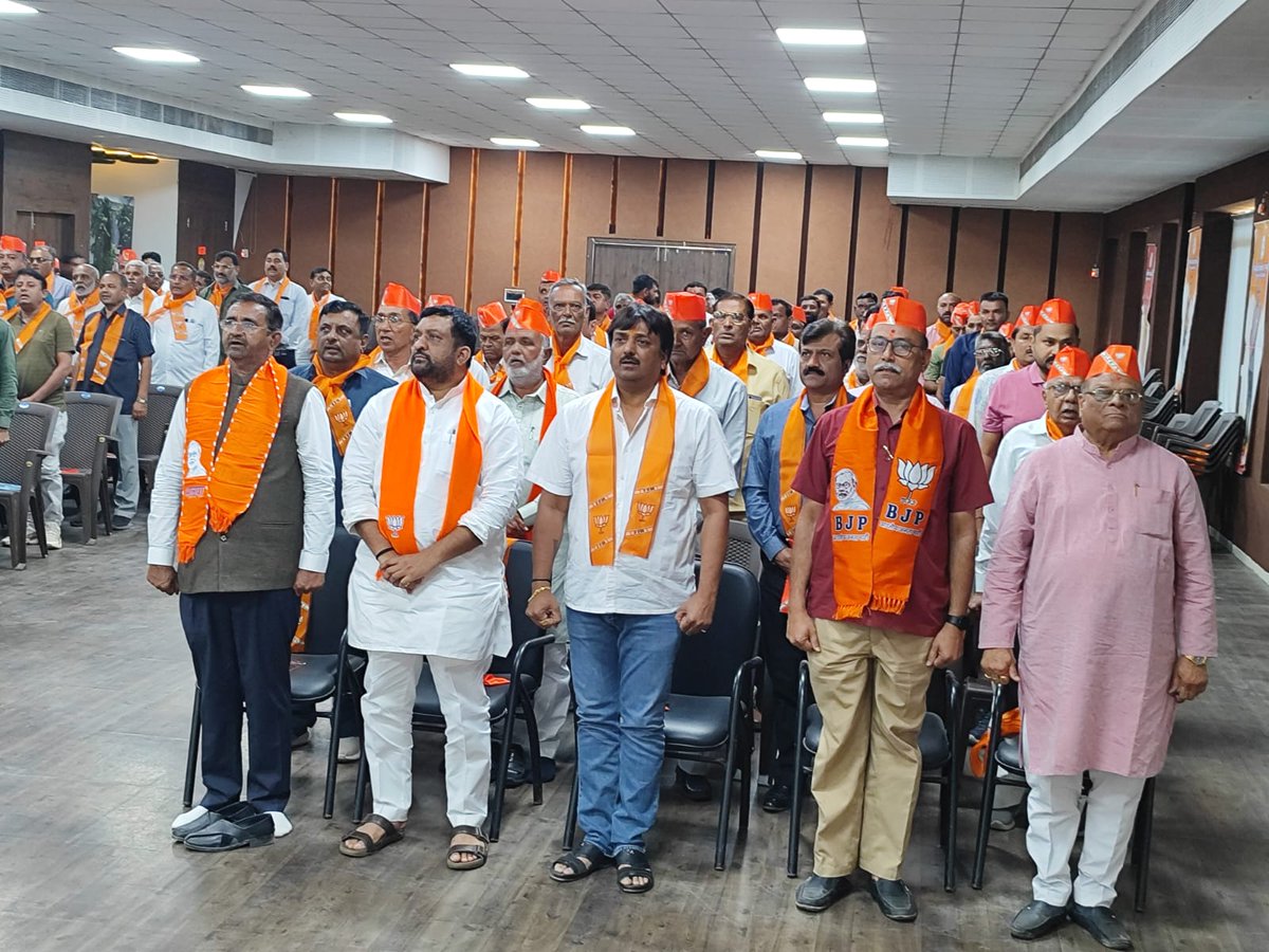 આજરોજ જૂનાગઢ જિલ્લા ભાજપ કાર્યાલય ખાતે લોકસભા ચૂંટણી ને અનુલક્ષીને બેઠક મળેલ જેમાં ઉપસ્થિત આગેવાનો અને કાર્યકરોએ પોરબંદર બેઠક ના ઉમેદવાર શ્રી મનસુખભાઇ માંડવીયા ને આવકારેલ. પોરબંદર અને જૂનાગઢ એમ બંને લોકસભા માં 5 લાખ થી વધુ ની લીડ સાથે ભવ્ય વિજય અપાવા નો  વિશ્વાસ વ્યક્ત કર્યો