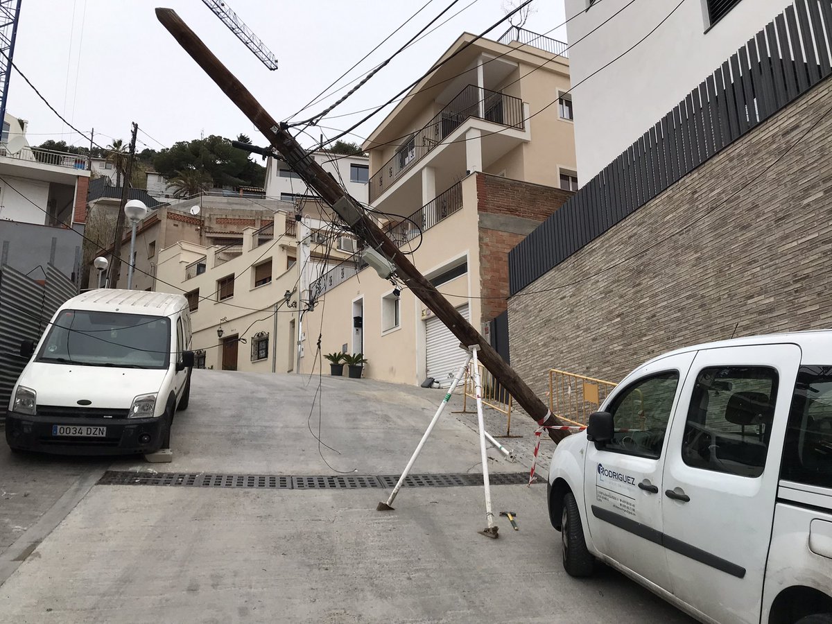 Peligro ⚠️Palo a punto de caer. <a href="/bcn_ajuntament/">Ajuntament de Barcelona</a> <a href="/BCN_Bombers/">Bombers Barcelona</a> <a href="/Bcn_SSTG/">Sarrià - Sant Gervasi</a> <a href="/jaumecollboni/">Jaume Collboni</a> @movistar <a href="/Endesa/">endesa</a> <a href="/Telefonica/">Telefónica</a>