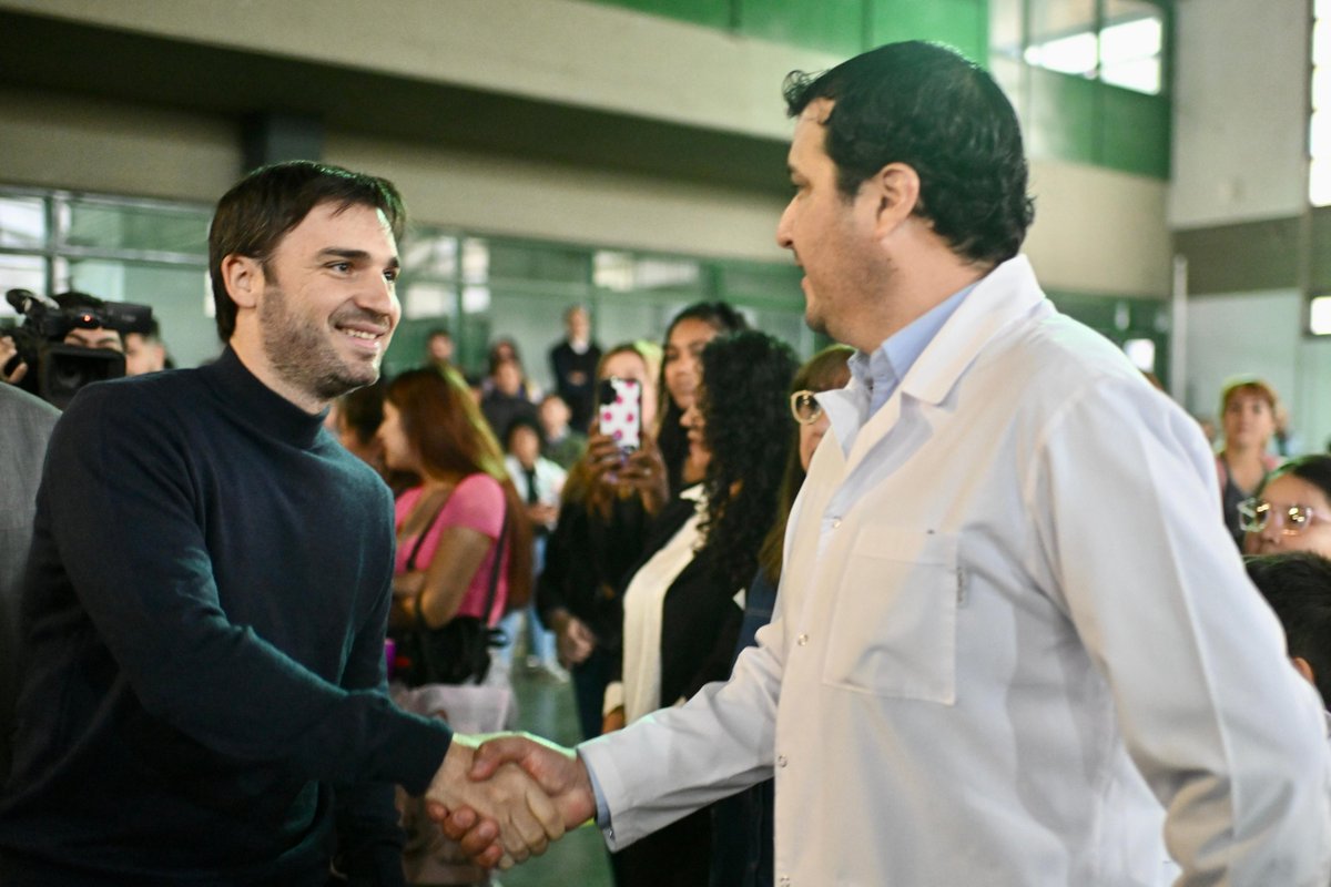 Luego de años en que la noticia fue el conflicto, hoy compartimos con orgullo un nuevo inicio del ciclo lectivo en #Chubut. 
Un distrito sin paro, producto del compromiso conjunto de docentes y autoridades. 
Un paso más en la tarea de darle a la educación el lugar que merece.