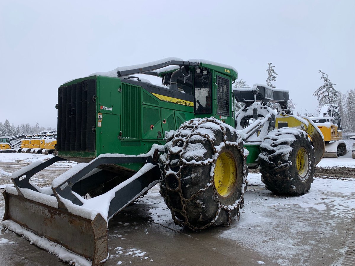 Loggers! This 2015 John Deere 848L skidder has serious pull: bit.ly/49EpgU7 #MachineMonday -- Bucherons! Cette débardeuse 2015 John Deere 848L offre une force de traction considérable: bit.ly/3UZVXGX #LundiMachine #BrandtUsedEquipment #UsedSkidder #JohnDeere