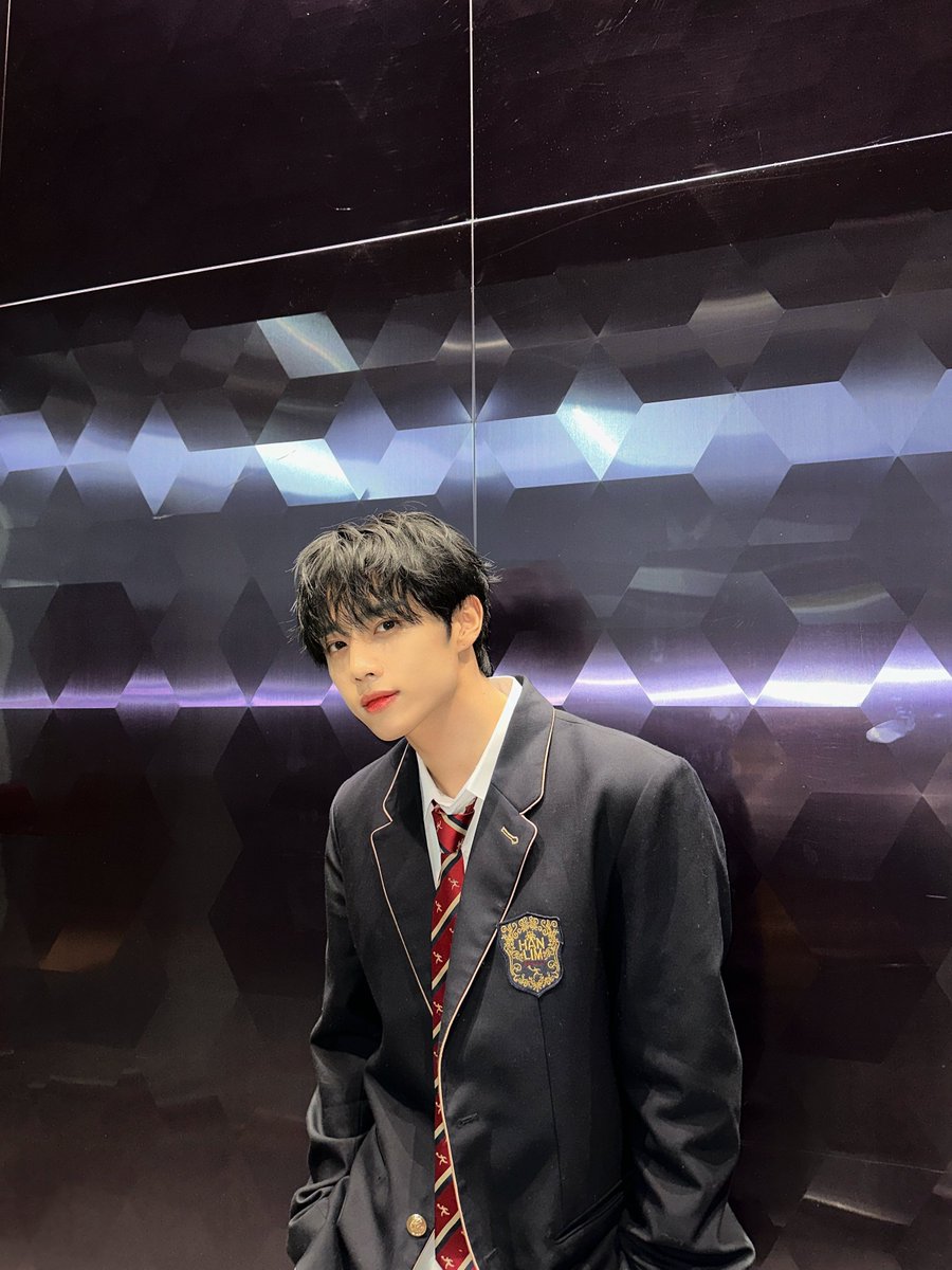 officl_theboyz's tweet photo. [📸] 더보이즈 선우 아이돌 라디오 DJ 완료🦝 기억 조작 첫사랑 한림 떤배님으로 아돌라에 등장한 떤디😎 떤디정식 사과주스 들고 수요일에도 기다릴게요🧃

#THEBOYZ #더보이즈 https://t.co/bIuyEyV582
