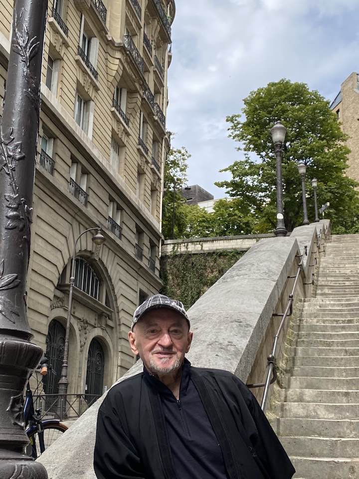 Je suis à l'Ecole des Beaux-Arts qui se trouvait en face de mon immeuble (à gauche des marches). C'est là que j'ai connu mon épouse qui était étudiante. On a fini par se rencontrer un jour, puis on ne s'est plus quitté durant 59 ans. 🙏