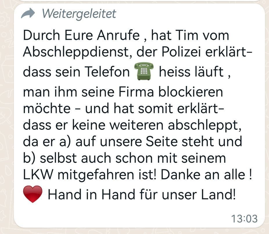 🇩🇪 Berlin Strassenblockade - Abschleppdienst Grabow soll für das Regime den Traktor eines eigenen Kunden abschleppen, doch das Volk reagiert prompt! #AfD #Bauernprotest #TaurusLeaks