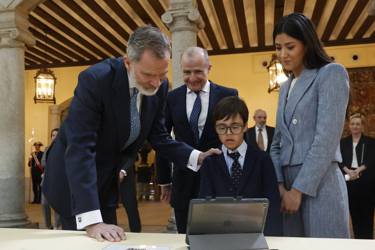 Recorrido del Rey por los diferentes proyectos del certamen "¿Qué es un Rey para ti?", organizado por la <a href="/FundacionFIES/">FIES</a> para fomentar la creatividad de escolares de toda España a través de sus trabajos sobre la institución.

➡️casareal.es/ES/Actividades…