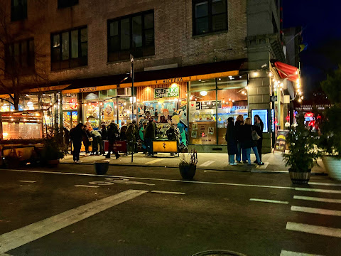 In the East Village, @veselkanyc plans to resume 24/7 service in the months ahead, starting with weekends, owner Jason Birchard tells @Joy_of_photos. Aiming for June 1 — or sooner. Before the pandemic, Veselka served customers 24/7 since 1990. 1/2