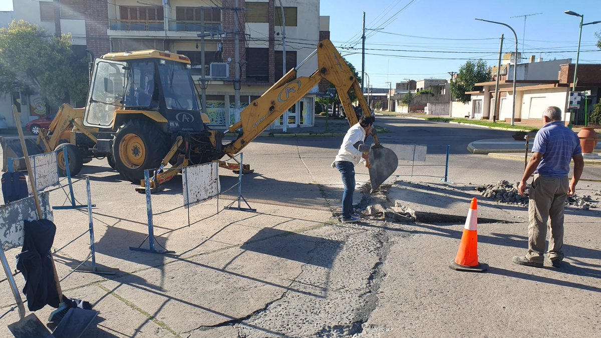 MunicipalidadHY's tweet photo. Arreglos en Moreno y 9 de Julio

Personal de Obras Públicas comenzó el bacheo en la esquina frente al Palacio municipal. Ante la rotura de ciertos puntos del asfalto urbano, este lunes se inició la tarea de renovar diversos paños en la ubicación citada.

Circular con precaución https://t.co/jqCSHEiPRB