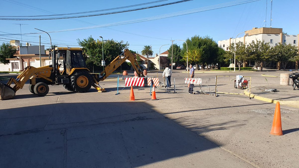 MunicipalidadHY's tweet photo. Arreglos en Moreno y 9 de Julio

Personal de Obras Públicas comenzó el bacheo en la esquina frente al Palacio municipal. Ante la rotura de ciertos puntos del asfalto urbano, este lunes se inició la tarea de renovar diversos paños en la ubicación citada.

Circular con precaución https://t.co/jqCSHEiPRB