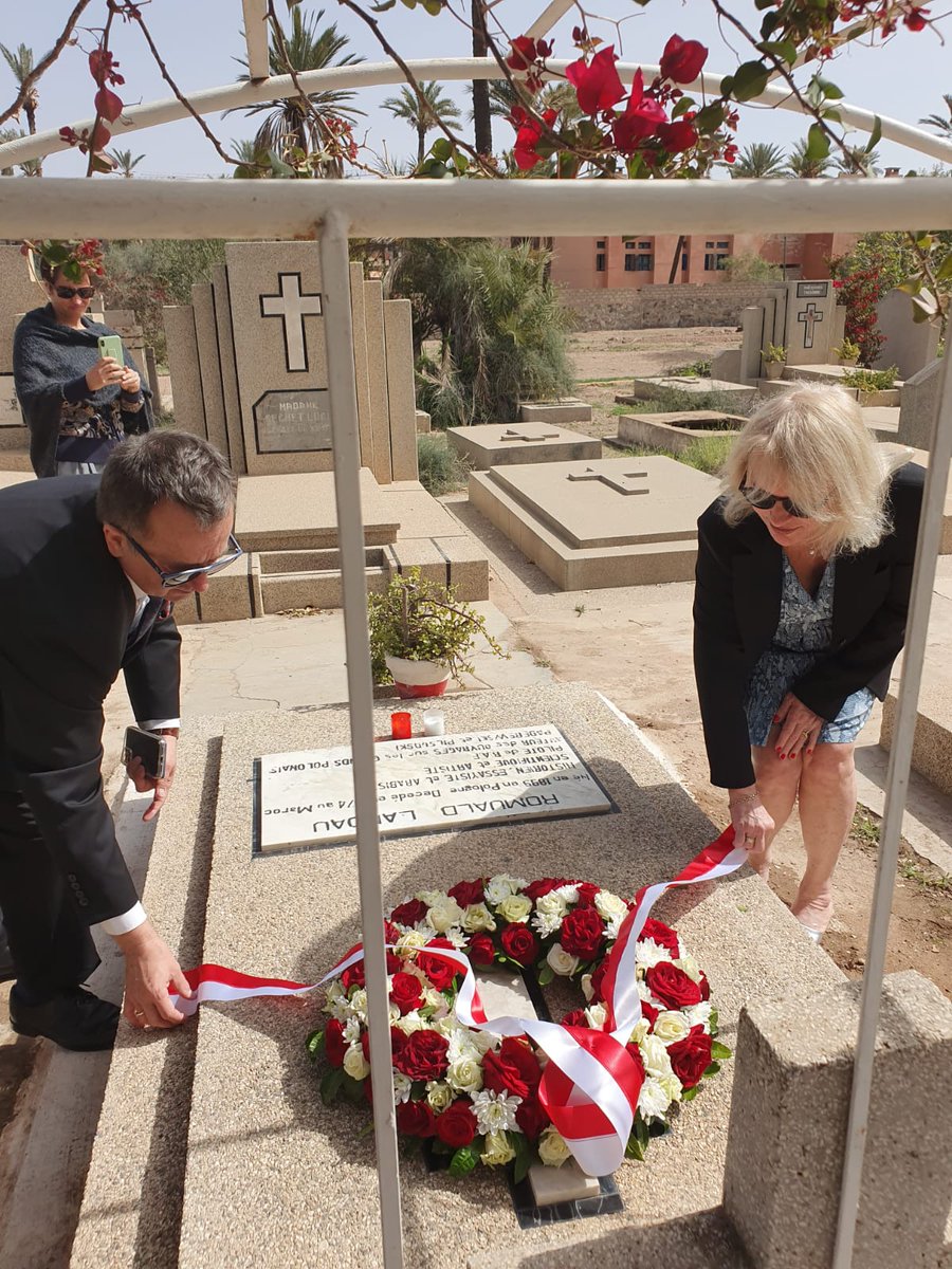PLauMaroc's tweet photo. À l'occasion du 50e anniversaire de la mort de Rom Landau, artiste, diplomate🇵🇱, pilote de la #RoyalAirForce pdt la #2GM et auteur de nombreux livres, l'Ambassadeur @KAKarwowski a déposé des fleurs sur sa tombe en compagnie de Mme Karen Gauthier-Landau, veuve du neveu de Rom L. https://t.co/ashpU65N24