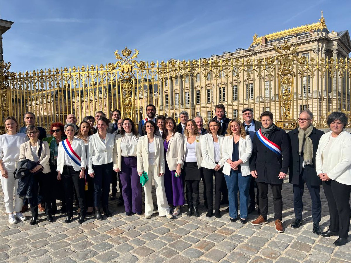 sandraregol's tweet image. En blanc, en écho aux suffragettes, avant le vote du Congrès #IVGDansLaConstitution