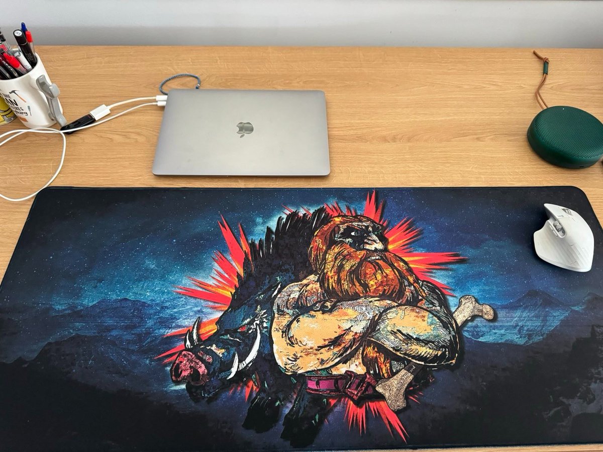 Best mouse pad ever /pet Howard @RavLolTV