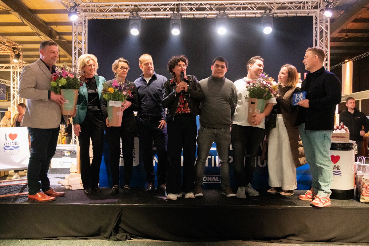 Mooie woorden voor de winnaar van de PZC restaurantprijs: Rozewied uit Kortgene! 🏆 'De twee jonge eigenaren zijn de belichaming van gastvrijheid: ze koken samen, bedienen samen en leggen de gasten echt in de watten.'

Download jouw gratis e-ticket via de website (link in bio).