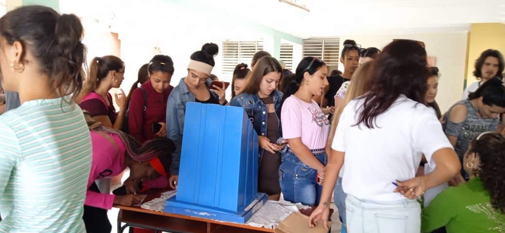 ErlenaC's tweet photo. La FEU de la Facultad Educación Infantil de la @UCLVCU, inicia su proceso eleccionario. Nuevos retos vendrán, pero ahí están nuestros jóvenes apostando por una FEU comprometida con el futuro. @FEI, @FeuCuba. https://t.co/Y2GPmY8m6L