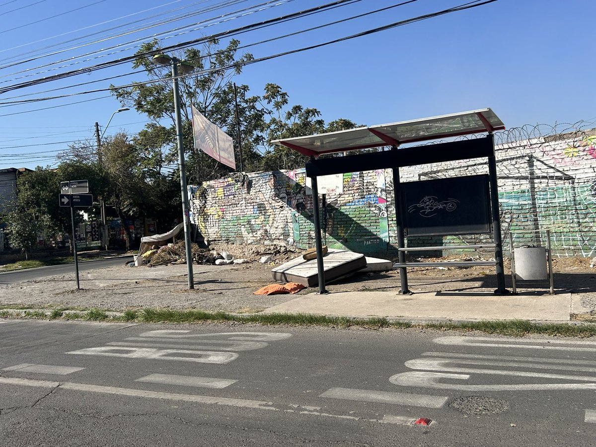 Constan11870047's tweet photo. Este basural es un paradero donde todos los días la gente tiene que esperar micro y pasar por arriba de la basura para subirse a la micro. Es una situación asquerosa, denigrante e insalubre. Por favor municipalidad limpiar en Varas mena con Moscú @SanMiguel_CL @zanmiguelito https://t.co/nwORZcsNvz