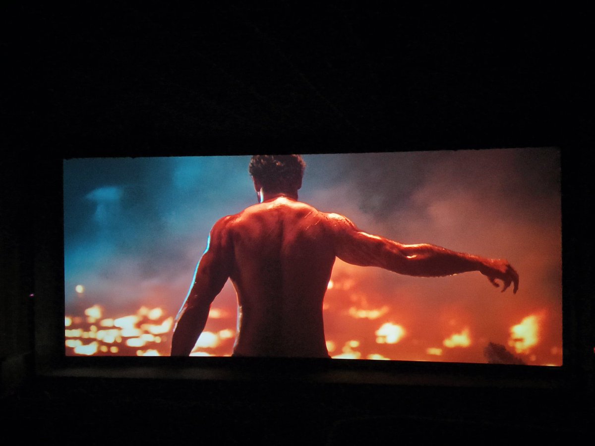 Mr_ViolentBoy's tweet image. SRK tho step vestey elevation 
SRK tweet ke elevation ante 

SRK ne kottav ante nik enni elevations ichina thakkuve 🔥🔥💥

All Hail #Prabhas 🙏🏻