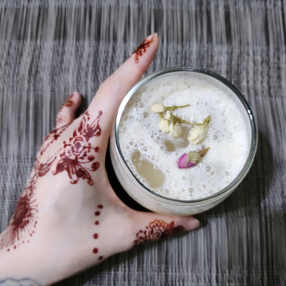 nistx_'s tweet photo. ๐๐น๐ค๐ฉท๐๐ฟโจ
๐ฌ๏ธ Today's Special : White Waves ๐๐๏ธโจ
๐ #Egyptian #Lemonade & #PsychoLove ๐ค
blend #lime #mint #honey #milk
(which is the recipe for #EgyptianLemonade)
&
add ๐#PsychoLoveVodka ๐พ & #ice ๐คโจ
&
#henna #tattoo day 3 ๐โจ
#diy #homemadecocktails
* - *๐ค๐ฟโจ https://t.co/dgsAVB9lFB