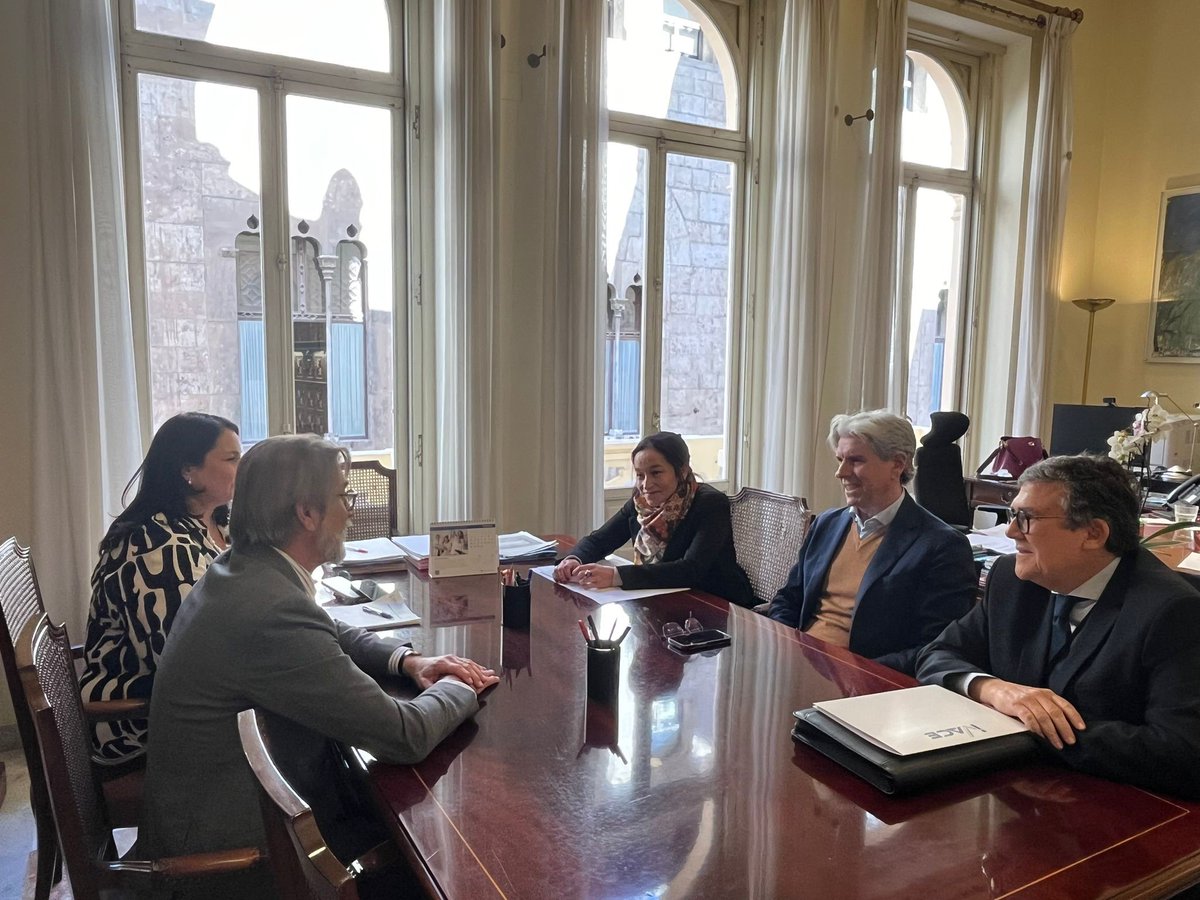 BrosetaPablo's tweet photo. Primera reunión con la Consellería de Industria. El Gobierno de @carlos_mazon_ trabajando conjuntamente para sus ciudadanos.

#conselleriaindustria #gva #generalitatvalenciana #elgobiernodelcambio #hallegadoelcambio #elcambiosecumple #fentcomunitat #treballemperatu https://t.co/KDTfHMVr9n