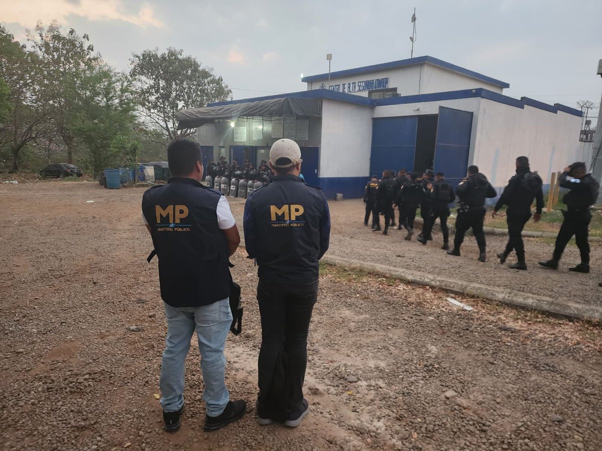 🔴 REQUISA EN EL INFIERNITO 
La fiscalía contra las Extorsiones del MP, PNC y Sistema Penitenciario, realizan requisa en el Infiernito, Escuintla, como parte de una investigación en contra de privados de libertad  que realizan llamadas desde esa prisión para extorsionar.