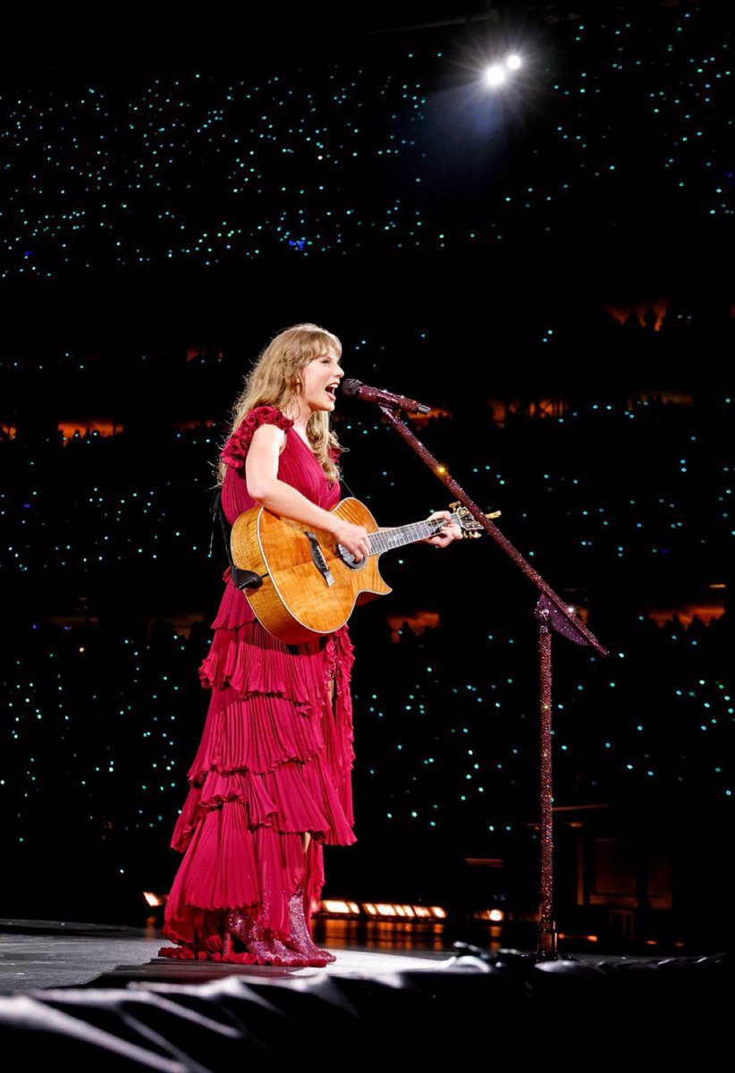 SwiftNYC's tweet photo. Taylor sang a mashup remix of ‘Foolish One’ x ‘Tell Me Why’ on the guitar as the first surprise song and ‘This Love’ x ‘Call It What You Want’ on the piano for the second surprise song of Singapore Night 3! 🫶🥹 #TSTheErasTourSingapore https://t.co/Es5JwQxg4P