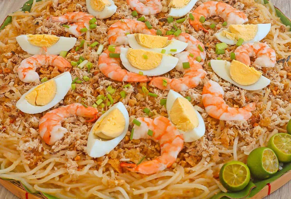 OMGMagazines's tweet photo. buy recipe book using this link https://t.co/LYJsmEWY6k Unveiling the Secrets the Deliciousness of Pancit Luglog or Rice Noodle with Toppings and Sauce #RecipeOfTheDay  https://t.co/NcqG3JsuRH https://t.co/1IQLvXXf2r