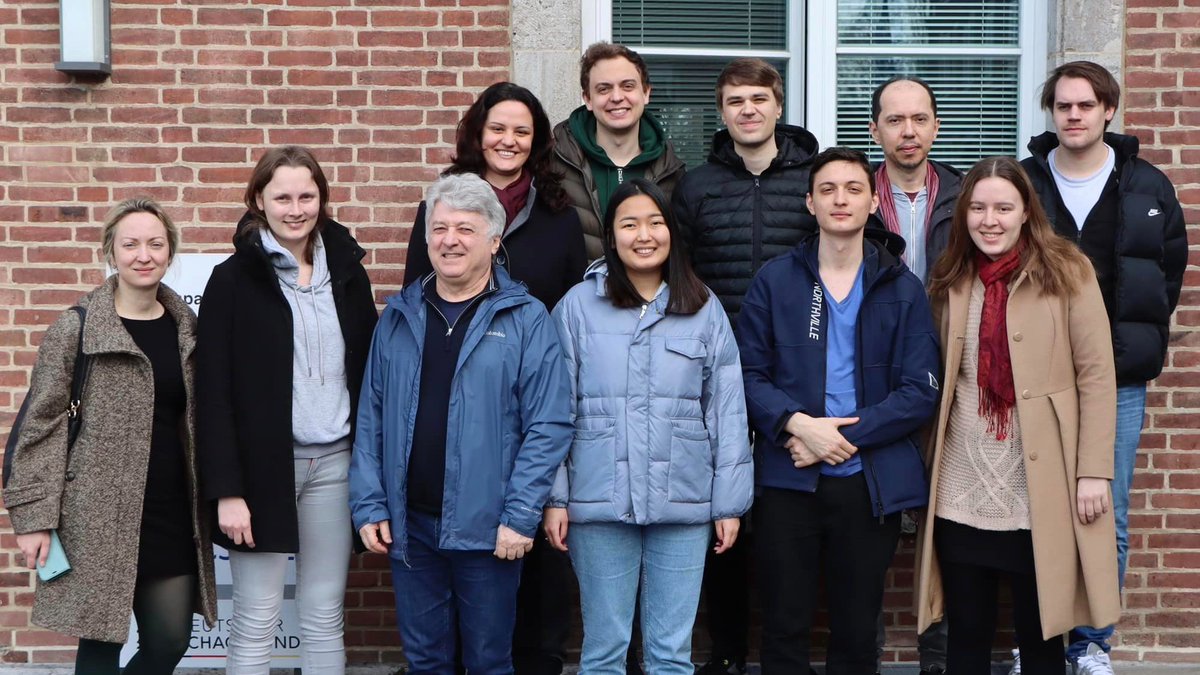 Nationalmannschaften “überfallen” die Geschäftsstelle in Berlin!
Während ihres Trainingslehrgangs in Berlin haben sich die SpielerInnen in der Geschäftsstelle umgeschaut und ein Demo-Brett für Trainingszwecke entwendet. #schach