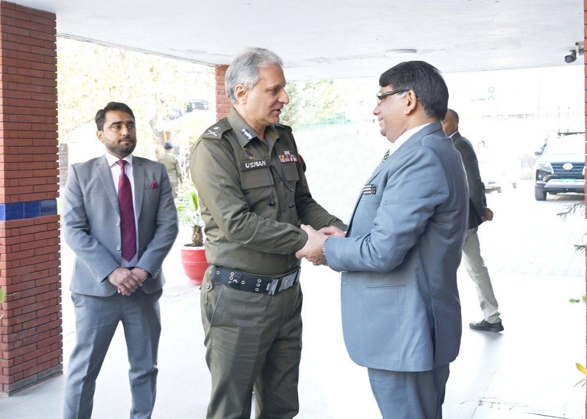 OfficialDPRPP's tweet photo. آئی جی پنجاب ڈاکٹر عثمان انور کی صوبائی الیکشن کمشنر پنجاب اعجاز انور چوہان سے ان کے دفتر میں ملاقات، 09 مارچ کو صدارتی انتخابات کے دوران پنجاب اسمبلی میں سکیورٹی انتظامات پر تبادلہ۔ آئی جی پنجاب نے صوبائی الیکشن کمشنر پنجاب کو صدارتی انتخابات کے دوران بھرپور سکیورٹی انتظامات کی یقین دہانی کروائی۔ 
پنجاب پولیس نے عام انتخابات کے دوران آزاد اور محفوظ ماحول میں الیکشن کے انعقاد کے لئے بہترین انتظامات کئے، 09 مارچ کو بھی صوبائی اسمبلی میں صدارتی انتخابات کے دوران سکیورٹی انتظامات یقینی بنائیں گے، آئی جی پنجاب ڈاکٹر عثمان انور
#PunjabPolice #Punjab #Police #Security #Elections #PresidentialElections #IGP