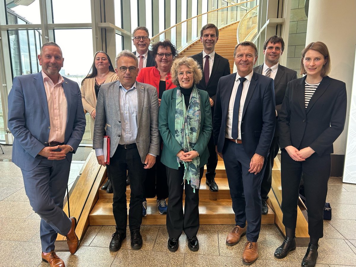 NL Generalkonsulat Düsseldorf (@dus_cg) on Twitter photo Guter Austausch unserer Generalkonsulin Hannah Tijmes mit der Benelux-Parlamentariergruppe im <a href="/Landtag_NRW/">Landtag NRW</a> . Wir freuen uns, dass es unter den NRW Parlamentariern so viel Interesse an den Niederlanden gibt. Gerne bleiben wir im Dialog!
#GROS
<a href="/TomOdeb/">T. Odebrecht 🌐</a> vielen Dank fürs Foto. Guter Austausch unserer Generalkonsulin Hannah Tijmes mit der Benelux-Parlamentariergruppe im <a href="/Landtag_NRW/">Landtag NRW</a> . Wir freuen uns, dass es unter den NRW Parlamentariern so viel Interesse an den Niederlanden gibt. Gerne bleiben wir im Dialog!
#GROS
<a href="/TomOdeb/">T. Odebrecht 🌐</a> vielen Dank fürs Foto.