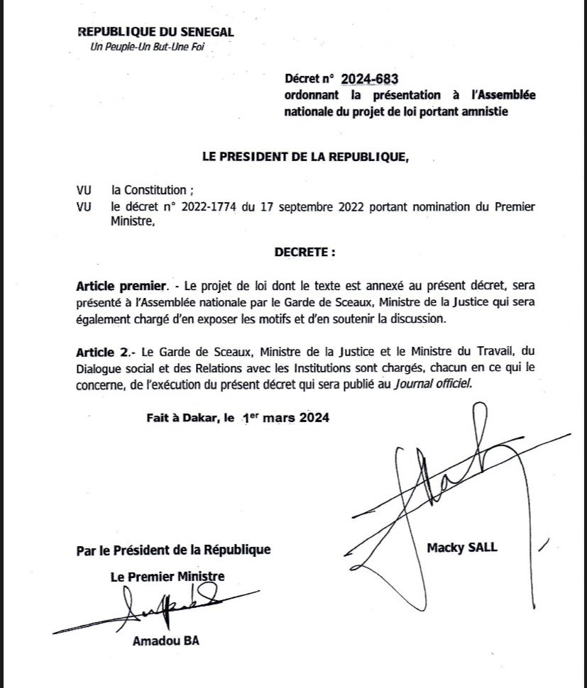 PlanPse's tweet photo. 🚨🇸🇳Amnistie Générale: Le Président de la République motive et soumet son projet de loi au Parlement
✅️Le président de la République SEM @Macky_Sall a signé le décret 2024/ 683 ordonnant la présentation à l’Assemblée nationale du projet de loi portant amnistie. Dans ce projet de loi, « seront amnistiés, de plein droit, tous les faits, susceptibles de revêtir la qualification d'infraction criminelle ou correctionnelle, commis entre le 1er février 2021 et le 25 février 2024 tant au Sénégal qu'à l'étranger, se rapportant à des manifestations ou ayant des motivations politiques y compris celles faites par tous supports de communication, que leurs auteurs aient été arrêtés ou non ». 
✅️L'amnistie entraine, sans qu'elle ne puisse jamais donner lieu à restitution, « la remise totale de toutes les peines principales, accessoires et complémentaires, ainsi que la disparition de toutes les déchéances, exclusions, incapacités et privations de droits attachées à la peine ». Cette amnistie ne préjudiciant pas aux droits des tiers. Aussi, la contrainte par corps ne peut être exercée contre les condamnés ayant bénéficié de l'amnistie, si ce n'est à la requête des victimes de l'infraction ou de leurs ayant droit.
✅️Pour rappel, ce projet de loi, comme l’avait indiqué le Président @Macky_Sall , est motivé par une volonté d'apaisement du climat politique et social, de renforcement de la cohésion nationale, de consolidation du dialogue national, et afin de permettre à certaines personnes qui ont eu maille à partir avec la justice de participer pleinement à la vie démocratique.
#FreeSenegal
#Amnistie 
#Loi