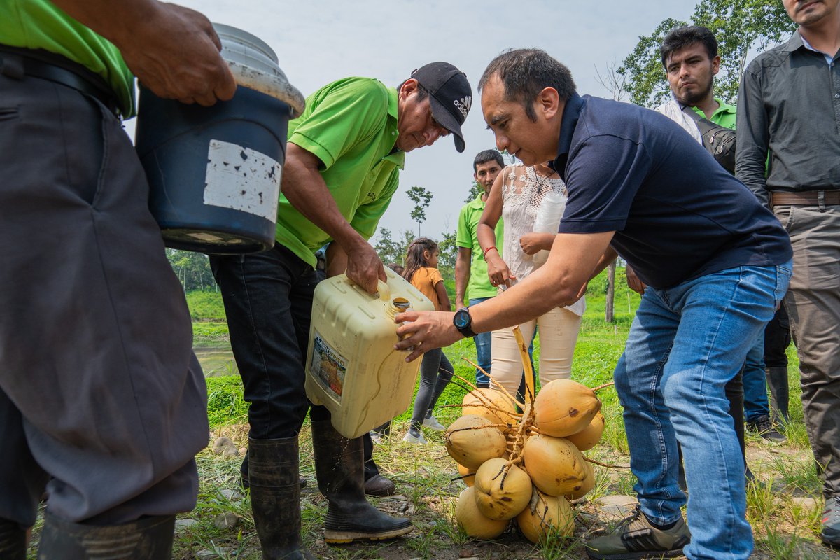 YofrePoma's tweet photo. Prefecto Yofre Poma, recorre la vía de Comunidades Unidas, en la parroquia #ElEno, donde la prefectura realizará los estudios de 12 km de asfaltado, completando el anillo vial. https://t.co/QYDMtSnqBw
