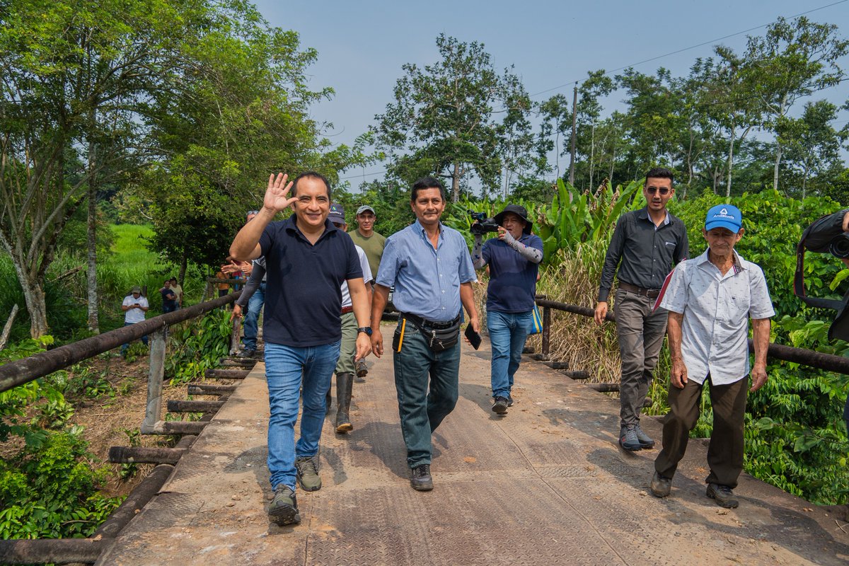 YofrePoma's tweet photo. Prefecto Yofre Poma, recorre la vía de Comunidades Unidas, en la parroquia #ElEno, donde la prefectura realizará los estudios de 12 km de asfaltado, completando el anillo vial. https://t.co/QYDMtSnqBw