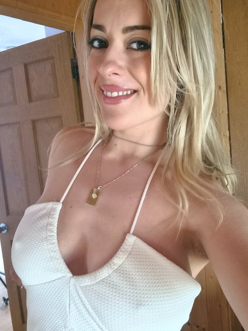 It's giving summer on a winter day 💋💋💋💋 https://t.co/I9ruZYhRjv