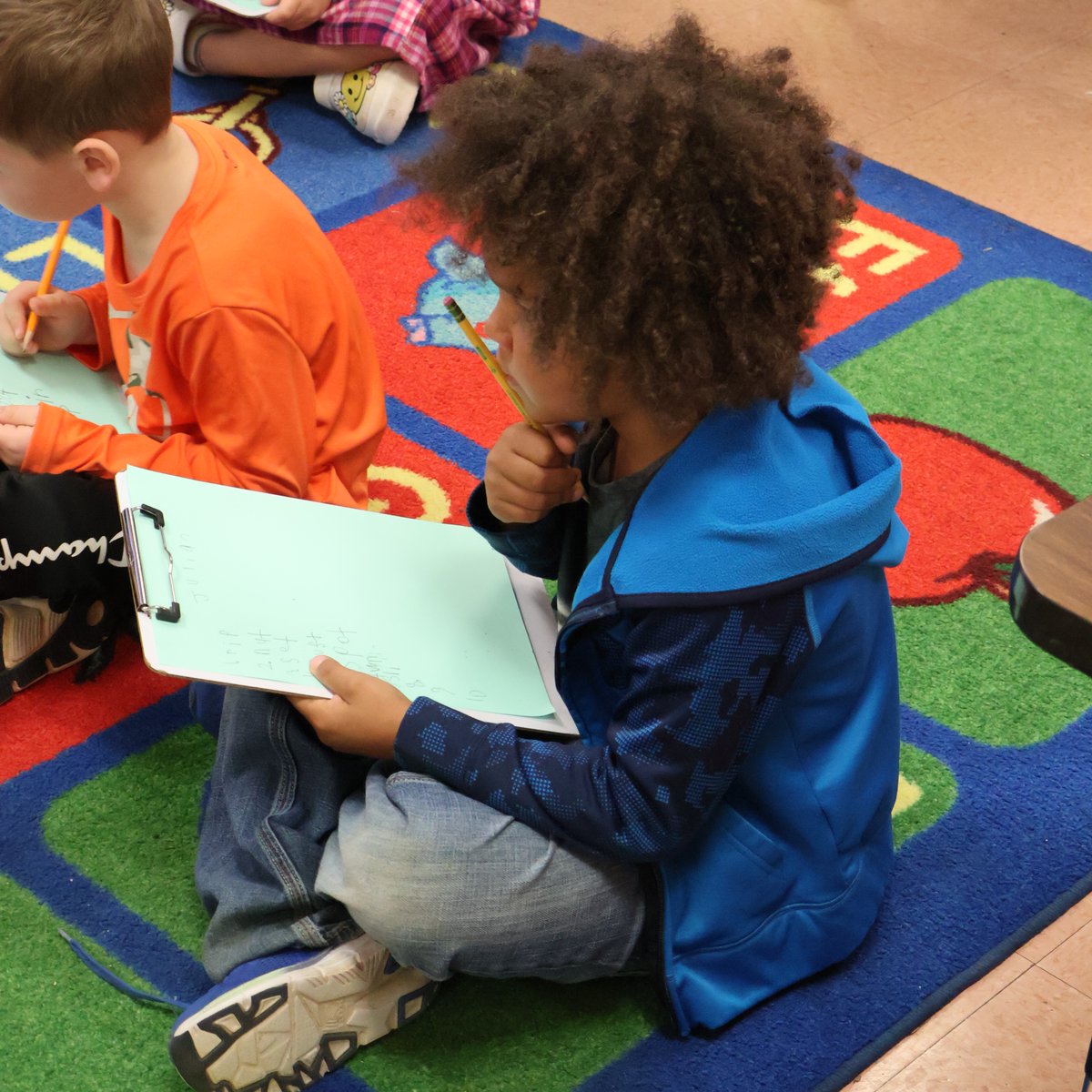 BedCoSchools's tweet photo. #CascadeElementarySchool kindergartners in Mrs. Susie Adcock's class recently worked on their #CKLA lesson by blending & spelling words! #BrightStudents #CoreKnowledgeLanguageArts #ReadingMatters #StudentSuccessIsOurWhy #BedfordCountySchools https://t.co/xYadUDvaas