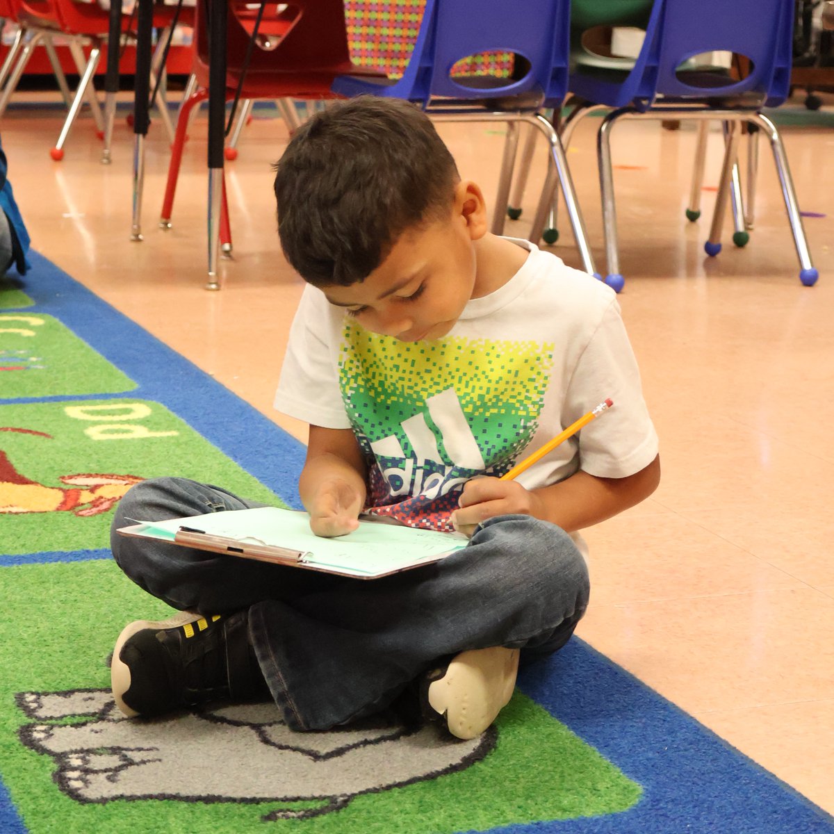 BedCoSchools's tweet photo. #CascadeElementarySchool kindergartners in Mrs. Susie Adcock's class recently worked on their #CKLA lesson by blending & spelling words! #BrightStudents #CoreKnowledgeLanguageArts #ReadingMatters #StudentSuccessIsOurWhy #BedfordCountySchools https://t.co/xYadUDvaas