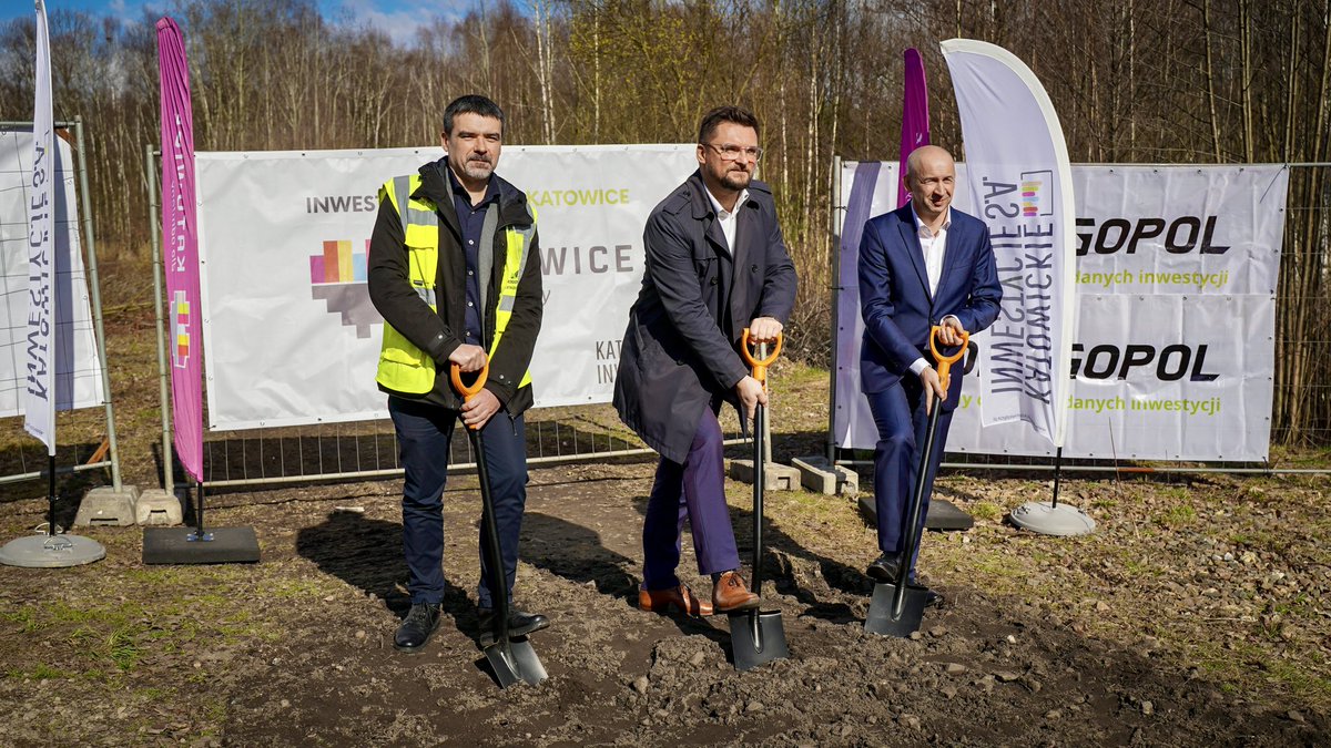 Ruszamy z budową pierwszej velostrady w #Katowice🚴🏻‍♀️🚴🏻‍♂️ wartość tej inwestycji to ponad 11 mln zł.

Na trasie o szerokości 4 metrów znajdzie się m.in. 7 miejsc obsługi rowerzystów, a ponadto infrastruktura zostanie wyposażona w licznik rowerowy i oświetlenie.
