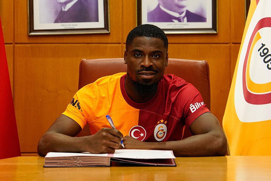 PesindeyizApp's tweet photo. Kaya Temel: “Serge Aurier çok iyi niyetli ve bir an önce takıma katılmak istiyor. O yüzden antrenmana da başlamıştı ama ağrı hissetmişti.

Serge Aurier’in tam hazır olması 2-3 haftayı bulabilir.” https://t.co/68FXHgBPSk