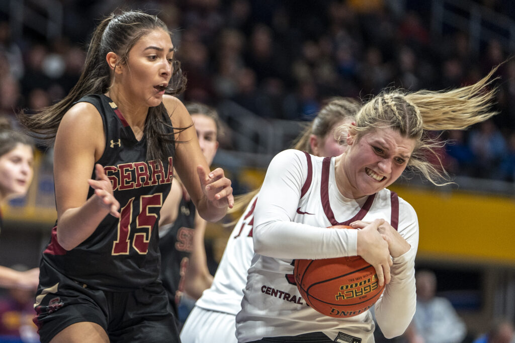 The ⭐️'s were out at the WPIAL basketball championships, and PUP ⭐️⭐️⭐️⭐️⭐️ photographers @Emily_M215 and @alexandrawimley were there to capture the action throughout. Check out some of their best shots in this photo feature. ⬇️ Championship photos: tinyurl.com/37sb7ara