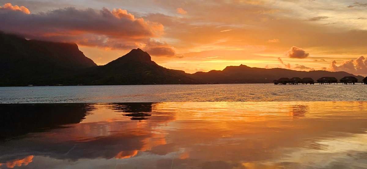 Neil_tv's tweet image. @LynnParsonsUK Sunset over Bora Bora. 
#WindowOnYourWorld