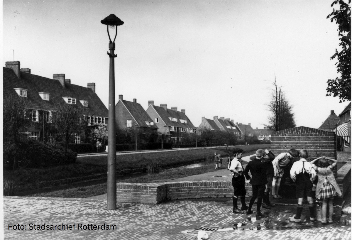 Stadsbeheer010's tweet photo. #Vreewijk krijgt moderne straatlantaarns in een historisch jasje. Zo blijft het karakteristieke straatbeeld van het Tuindorp behouden, maar kunnen we ook hier de lantaarnpalen voorzien van duurzame #Ledverlichting. Lees meer onder Nieuws: https://t.co/gmIvsbStL2 https://t.co/QX4S0UM8lJ